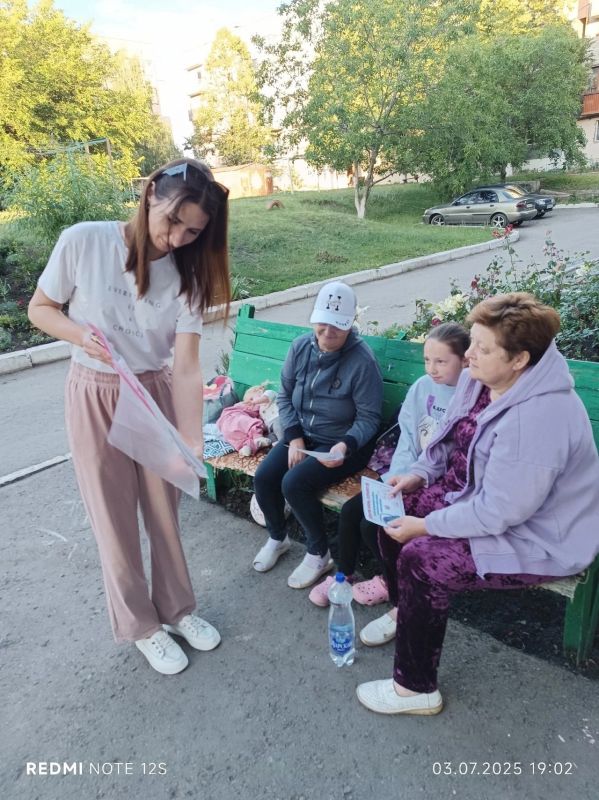 Сегодня родительский патруль Ровеньковской школы №3 провел важную работу, напомнив родителям и детям о необходимости соблюдения правил безопасности в автомобиле Сегодня родительский патруль Ровеньковской школы №3 провел важную работу, напомнив родителям и детям о необходимости соблюдения правил безопасности в автомобиле