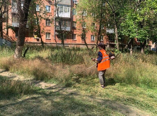 Коммунальные службы проводят работы на территории города Коммунальные службы проводят работы на территории города