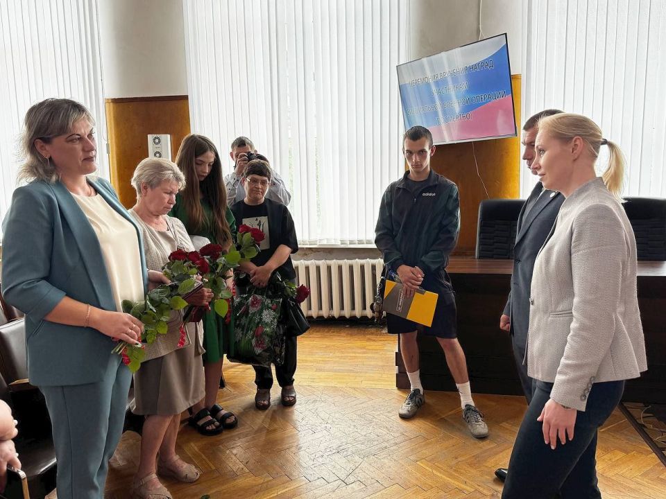 Сергей Колягин: В рамках своего визита в город Первомайск первый заместитель руководителя Администрации Главы ЛНР Анна Рослякова выполнила почетную миссию – вручила государственные награды наших погибших земляков –... Сергей Колягин: В рамках своего визита в город Первомайск первый заместитель руководителя Администрации Главы ЛНР Анна Рослякова выполнила почетную миссию – вручила государственные награды наших погибших земляков –...
