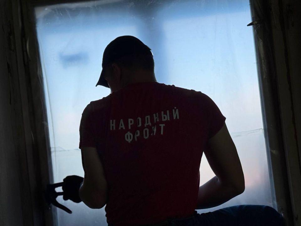 Активисты луганского реготделения Народного фронта помогли закрыть тепловой контур в многоэтажках, пострадавших при взрыве на улице Тараса Шевченко в Луганске, при котором погиб экс-глава Луганска Манолис Пилавов Активисты луганского реготделения Народного фронта помогли закрыть тепловой контур в многоэтажках, пострадавших при взрыве на улице Тараса Шевченко в Луганске, при котором погиб экс-глава Луганска Манолис Пилавов