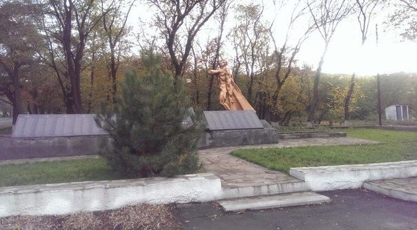 Память поколений. Братская могила советских воинов в пгт Память поколений. Братская могила советских воинов в пгт