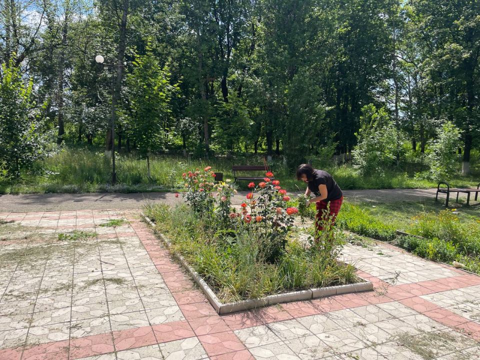 В Суходольске провели субботник у памятного знака В Суходольске провели субботник у памятного знака