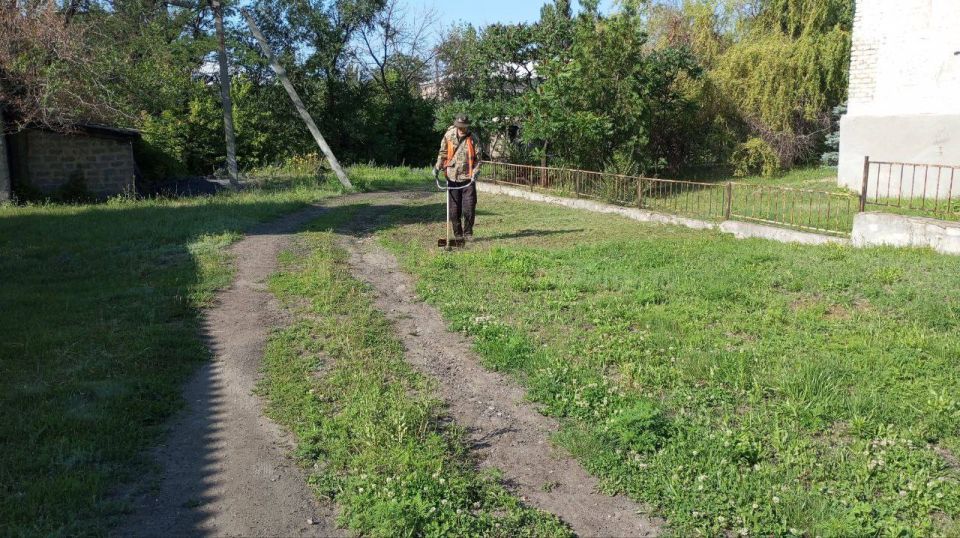 Виктория Сергеева: Коммунальщики в действии. В Кировске продолжается покос травы, обрезка и спил аварийных деревьев, а также ремонтные работы ливневой канализации Виктория Сергеева: Коммунальщики в действии. В Кировске продолжается покос травы, обрезка и спил аварийных деревьев, а также ремонтные работы ливневой канализации