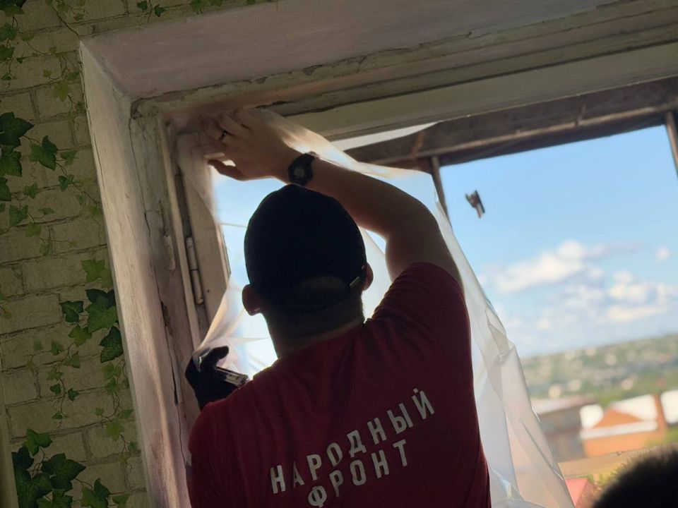Активисты луганского реготделения Народного фронта помогли закрыть тепловой контур в многоэтажках, пострадавших при взрыве на улице Тараса Шевченко в Луганске, при котором погиб экс-глава Луганска Манолис Пилавов Активисты луганского реготделения Народного фронта помогли закрыть тепловой контур в многоэтажках, пострадавших при взрыве на улице Тараса Шевченко в Луганске, при котором погиб экс-глава Луганска Манолис Пилавов