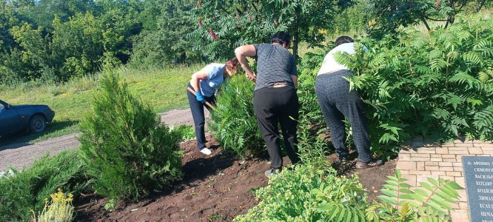 4 июля, в ходе проведения традиционного субботника "Чистый четверг", в котором приняли участие все предприятия, организации и учреждения, расположенные на территории пгт Чернухино, были выполнены работы по покосу травы... 4 июля, в ходе проведения традиционного субботника "Чистый четверг", в котором приняли участие все предприятия, организации и учреждения, расположенные на территории пгт Чернухино, были выполнены работы по покосу травы...