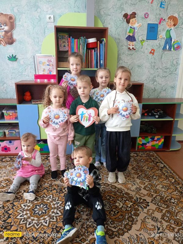 "Символ семьи": Как ровеньковские дошколята создавали фамильные гербы и укрепляли семейные узы! "Символ семьи": Как ровеньковские дошколята создавали фамильные гербы и укрепляли семейные узы!