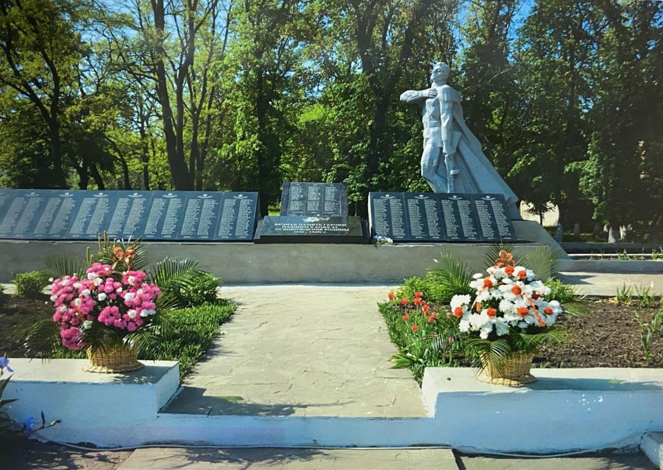 Память поколений. Братская могила советских воинов в пгт Память поколений. Братская могила советских воинов в пгт