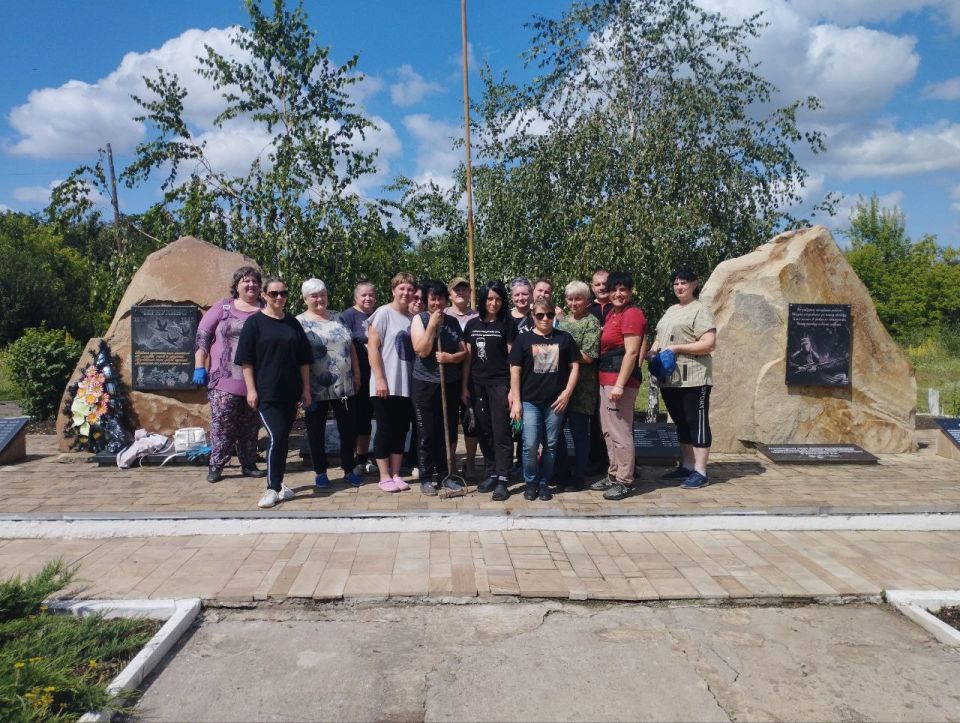 4 июля, в ходе проведения традиционного субботника "Чистый четверг", в котором приняли участие все предприятия, организации и учреждения, расположенные на территории пгт Чернухино, были выполнены работы по покосу травы... 4 июля, в ходе проведения традиционного субботника "Чистый четверг", в котором приняли участие все предприятия, организации и учреждения, расположенные на территории пгт Чернухино, были выполнены работы по покосу травы...