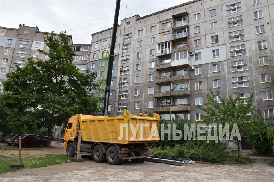 В Алчевске продолжаются работы по восстановлению квартир дома № 37 по улице Гмыри, пострадавших в результате обстрела со стороны ВФУ 17 марта 2024 года В Алчевске продолжаются работы по восстановлению квартир дома № 37 по улице Гмыри, пострадавших в результате обстрела со стороны ВФУ 17 марта 2024 года