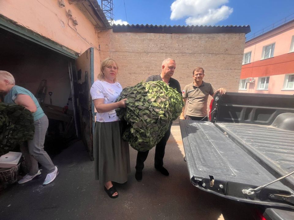 4 июля Комплексный центр социального обслуживания населения передал в руки Народного Фронта очередную партию маскировочных сетей сплетенных нашими волонтерами для защитников Родины 4 июля Комплексный центр социального обслуживания населения передал в руки Народного Фронта очередную партию маскировочных сетей сплетенных нашими волонтерами для защитников Родины