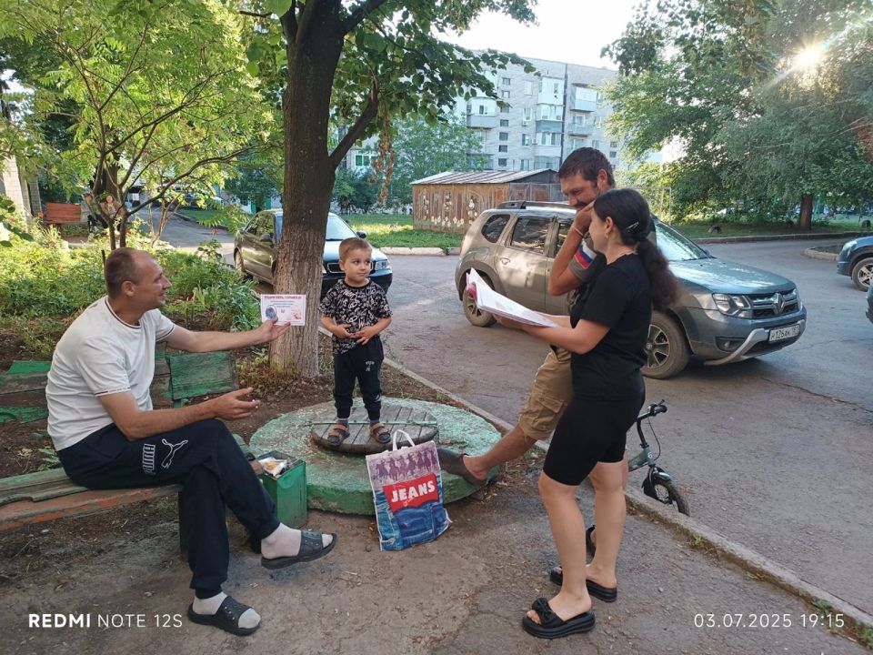 Сегодня родительский патруль Ровеньковской школы №3 провел важную работу, напомнив родителям и детям о необходимости соблюдения правил безопасности в автомобиле Сегодня родительский патруль Ровеньковской школы №3 провел важную работу, напомнив родителям и детям о необходимости соблюдения правил безопасности в автомобиле