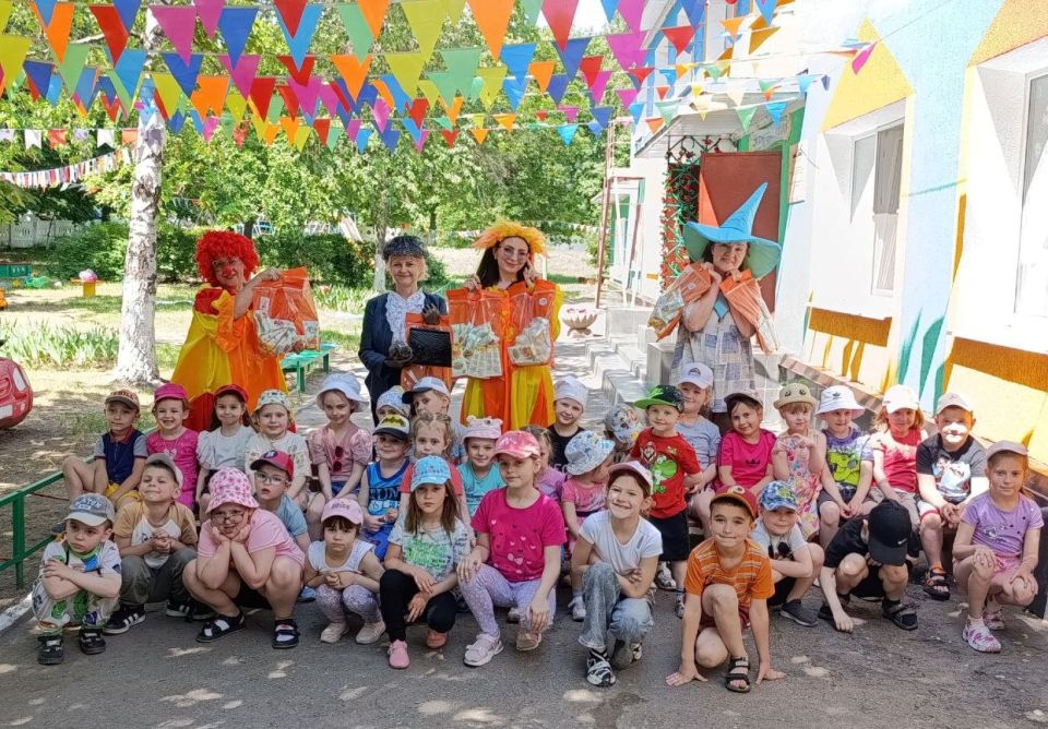 Каникулы – весёлая пора!. Алчевские педагоги и воспитатели в детских садах создают все условия для того, чтобы лето для их воспитанников стало временем не только увлекательных игр, но и периодом приобретения новых знаний и... Каникулы – весёлая пора!. Алчевские педагоги и воспитатели в детских садах создают все условия для того, чтобы лето для их воспитанников стало временем не только увлекательных игр, но и периодом приобретения новых знаний и...