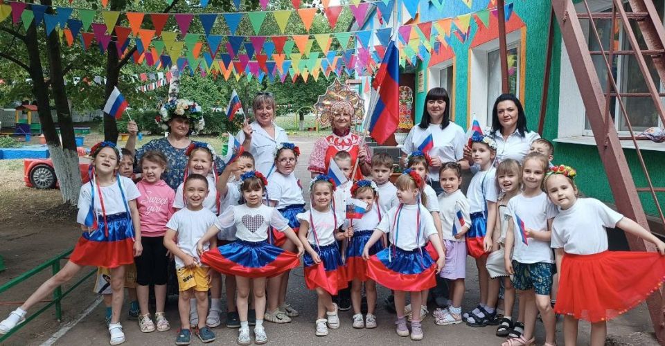 Каникулы – весёлая пора!. Алчевские педагоги и воспитатели в детских садах создают все условия для того, чтобы лето для их воспитанников стало временем не только увлекательных игр, но и периодом приобретения новых знаний и... Каникулы – весёлая пора!. Алчевские педагоги и воспитатели в детских садах создают все условия для того, чтобы лето для их воспитанников стало временем не только увлекательных игр, но и периодом приобретения новых знаний и...