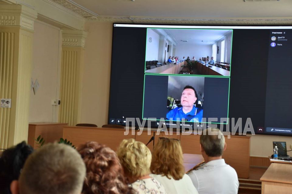 В жаркий субботний летний день в Донбасском государственном техническом университете людно В жаркий субботний летний день в Донбасском государственном техническом университете людно