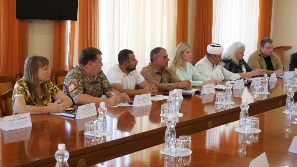 В Луганске прошло первое заседание экспертного совета по вопросам гармонизации межнациональных (межэтнических) и этноконфессиональных отношений В Луганске прошло первое заседание экспертного совета по вопросам гармонизации межнациональных (межэтнических) и этноконфессиональных отношений