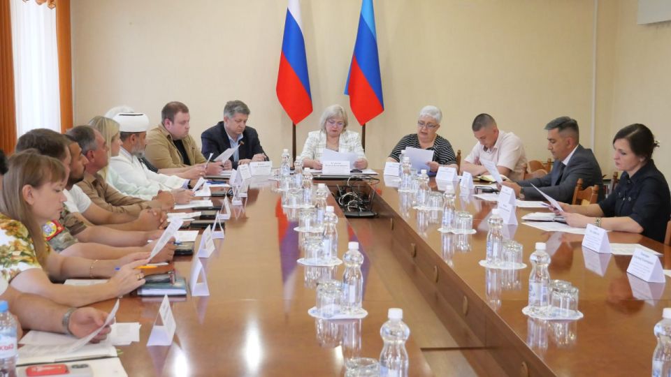 В Луганске прошло первое заседание экспертного совета по вопросам гармонизации межнациональных (межэтнических) и этноконфессиональных отношений В Луганске прошло первое заседание экспертного совета по вопросам гармонизации межнациональных (межэтнических) и этноконфессиональных отношений