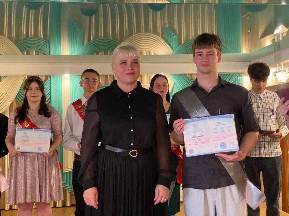 Церемония вручения дипломов прошла для выпускников колледжей и техникумов СПО Церемония вручения дипломов прошла для выпускников колледжей и техникумов СПО