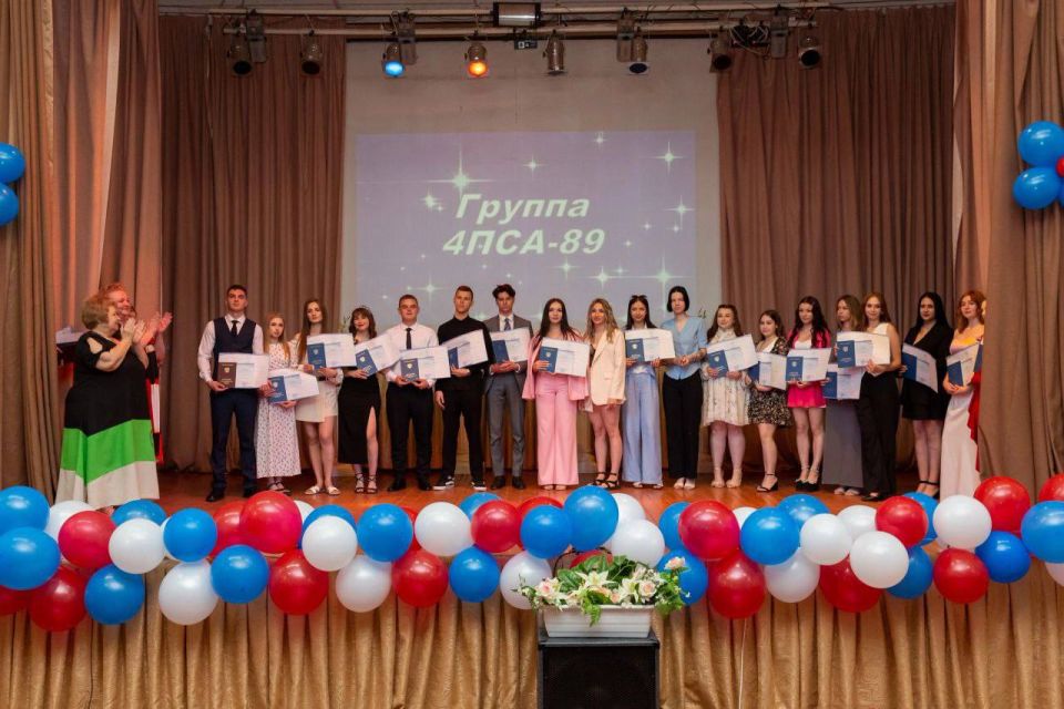 Церемония вручения дипломов прошла для выпускников колледжей и техникумов СПО Церемония вручения дипломов прошла для выпускников колледжей и техникумов СПО