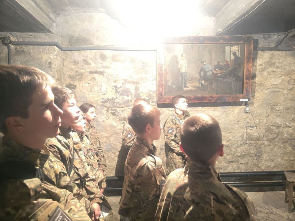 Ребята из команды "ЧиС" Ясеновской гимназии им.Ю.В.Стеценко встретились с председателем Правления Ребята из команды "ЧиС" Ясеновской гимназии им.Ю.В.Стеценко встретились с председателем Правления