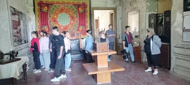 В Музейно-туристическом комплексе «Парк и усадьба Казимира Мсциховского» прошла интерактивная экскурсия для воспитанников «Семейного центра» города Алчевска В Музейно-туристическом комплексе «Парк и усадьба Казимира Мсциховского» прошла интерактивная экскурсия для воспитанников «Семейного центра» города Алчевска