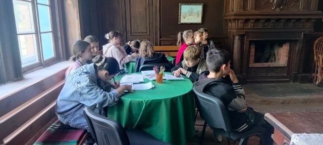 В Музейно-туристическом комплексе «Парк и усадьба Казимира Мсциховского» прошла интерактивная экскурсия для воспитанников «Семейного центра» города Алчевска В Музейно-туристическом комплексе «Парк и усадьба Казимира Мсциховского» прошла интерактивная экскурсия для воспитанников «Семейного центра» города Алчевска