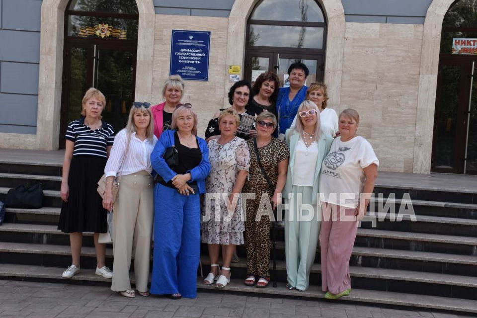 В жаркий субботний летний день в Донбасском государственном техническом университете людно В жаркий субботний летний день в Донбасском государственном техническом университете людно