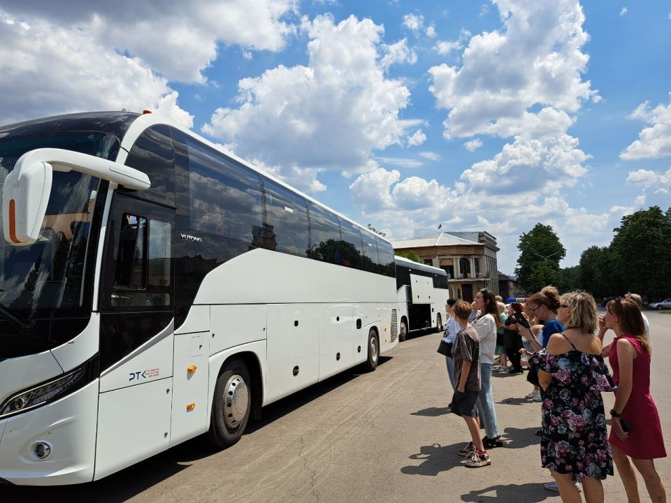 Сегодня 140 юных жителей Стаханова, Ирмино и Алмазной отправились в летнее путешествие — в детские оздоровительные лагеря «Арт-квест» и «Жемчужина», которые расположены на живописном побережье солнечного Крыма Сегодня 140 юных жителей Стаханова, Ирмино и Алмазной отправились в летнее путешествие — в детские оздоровительные лагеря «Арт-квест» и «Жемчужина», которые расположены на живописном побережье солнечного Крыма
