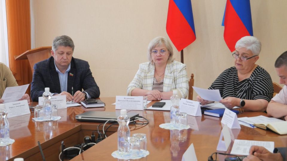В Луганске прошло первое заседание экспертного совета по вопросам гармонизации межнациональных (межэтнических) и этноконфессиональных отношений В Луганске прошло первое заседание экспертного совета по вопросам гармонизации межнациональных (межэтнических) и этноконфессиональных отношений