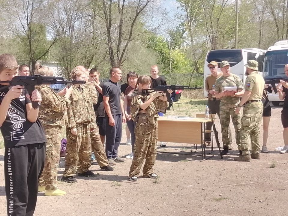 Семья Ольги и Владимира Лихоты, с дочерями Алиной и Алёной, приняли участие в отборочном этапе Всероссийской игры «Семейная Зарница», который проходил сегодня в г. Луганске Семья Ольги и Владимира Лихоты, с дочерями Алиной и Алёной, приняли участие в отборочном этапе Всероссийской игры «Семейная Зарница», который проходил сегодня в г. Луганске