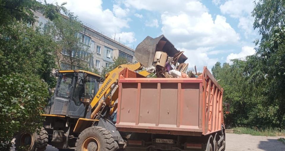 Алчевские коммунальщики продолжают работу Алчевские коммунальщики продолжают работу