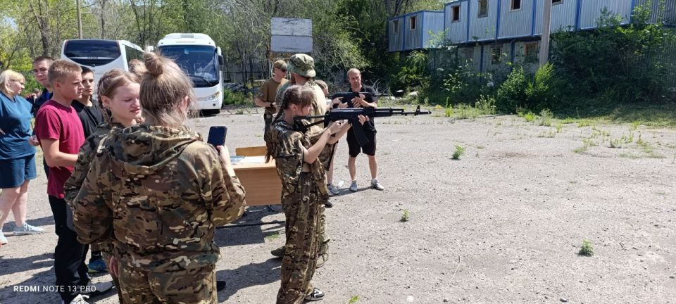 Семья Ольги и Владимира Лихоты, с дочерями Алиной и Алёной, приняли участие в отборочном этапе Всероссийской игры «Семейная Зарница», который проходил сегодня в г. Луганске Семья Ольги и Владимира Лихоты, с дочерями Алиной и Алёной, приняли участие в отборочном этапе Всероссийской игры «Семейная Зарница», который проходил сегодня в г. Луганске