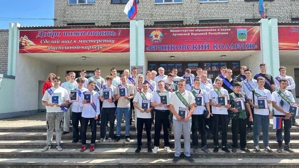 Церемония вручения дипломов прошла для выпускников колледжей и техникумов СПО Церемония вручения дипломов прошла для выпускников колледжей и техникумов СПО