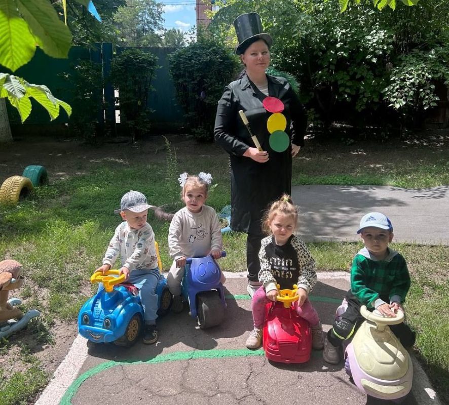Каникулы – весёлая пора!. Алчевские педагоги и воспитатели в детских садах создают все условия для того, чтобы лето для их воспитанников стало временем не только увлекательных игр, но и периодом приобретения новых знаний и... Каникулы – весёлая пора!. Алчевские педагоги и воспитатели в детских садах создают все условия для того, чтобы лето для их воспитанников стало временем не только увлекательных игр, но и периодом приобретения новых знаний и...