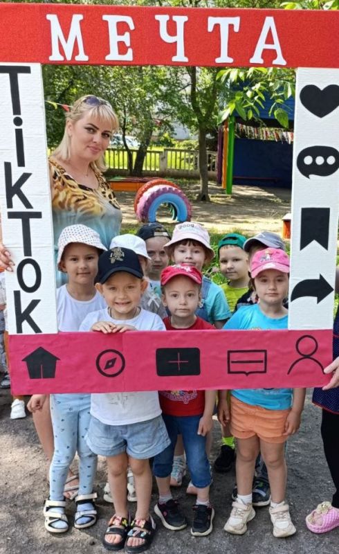 Каникулы – весёлая пора!. Алчевские педагоги и воспитатели в детских садах создают все условия для того, чтобы лето для их воспитанников стало временем не только увлекательных игр, но и периодом приобретения новых знаний и... Каникулы – весёлая пора!. Алчевские педагоги и воспитатели в детских садах создают все условия для того, чтобы лето для их воспитанников стало временем не только увлекательных игр, но и периодом приобретения новых знаний и...