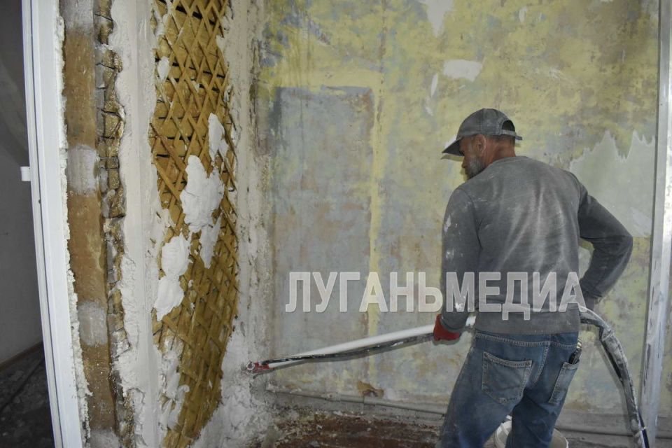 Пока учащиеся на каникулах, а педагоги в отпуске, в здании Брянковской Детской школы искусств № 1 идет ремонт Пока учащиеся на каникулах, а педагоги в отпуске, в здании Брянковской Детской школы искусств № 1 идет ремонт