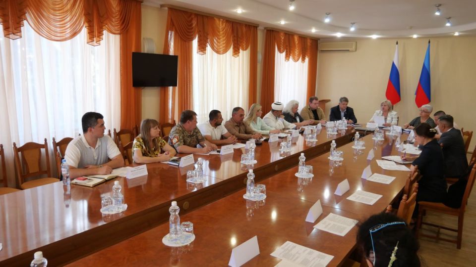 В Луганске прошло первое заседание экспертного совета по вопросам гармонизации межнациональных (межэтнических) и этноконфессиональных отношений В Луганске прошло первое заседание экспертного совета по вопросам гармонизации межнациональных (межэтнических) и этноконфессиональных отношений