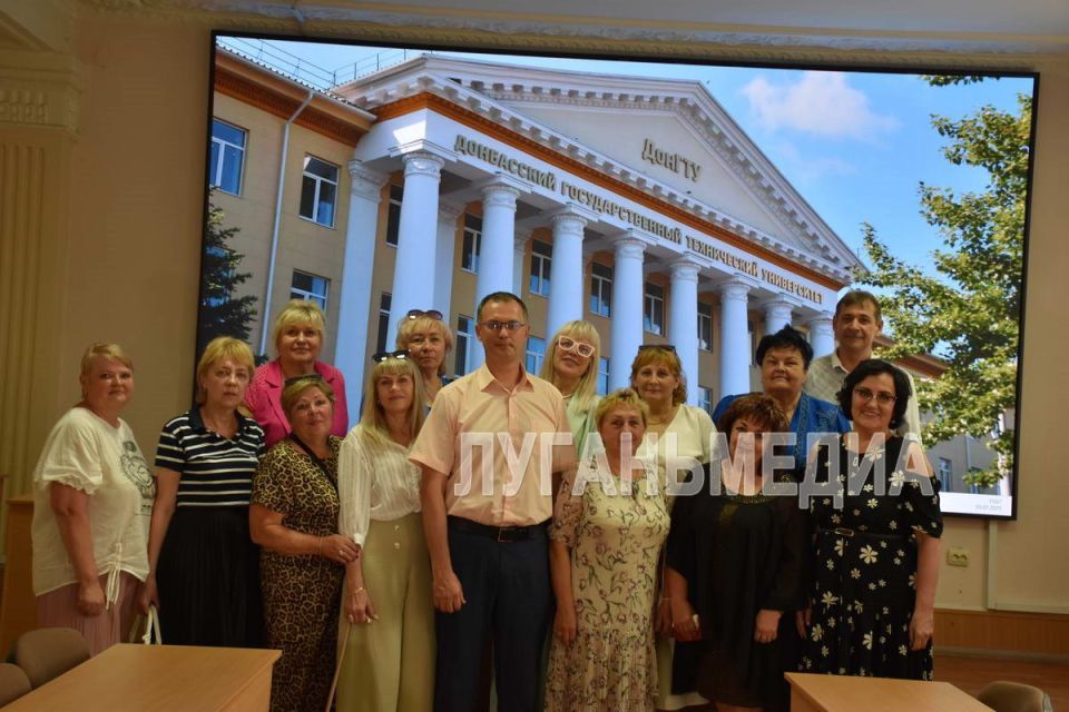 В жаркий субботний летний день в Донбасском государственном техническом университете людно В жаркий субботний летний день в Донбасском государственном техническом университете людно