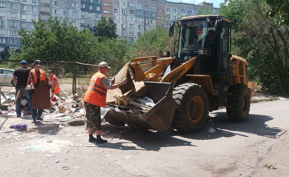 Алчевские коммунальщики продолжают работу Алчевские коммунальщики продолжают работу