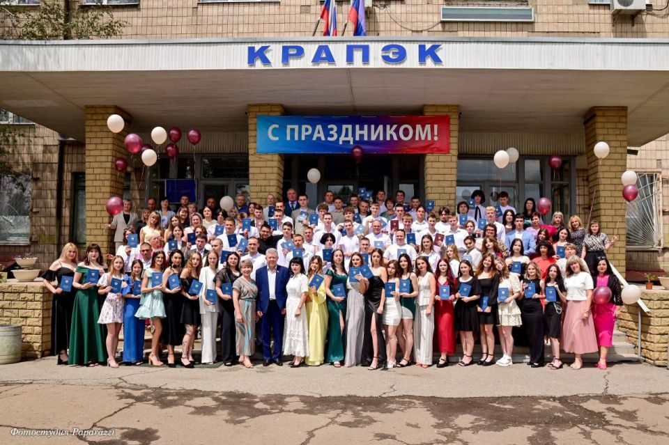 Церемония вручения дипломов прошла для выпускников колледжей и техникумов СПО Церемония вручения дипломов прошла для выпускников колледжей и техникумов СПО