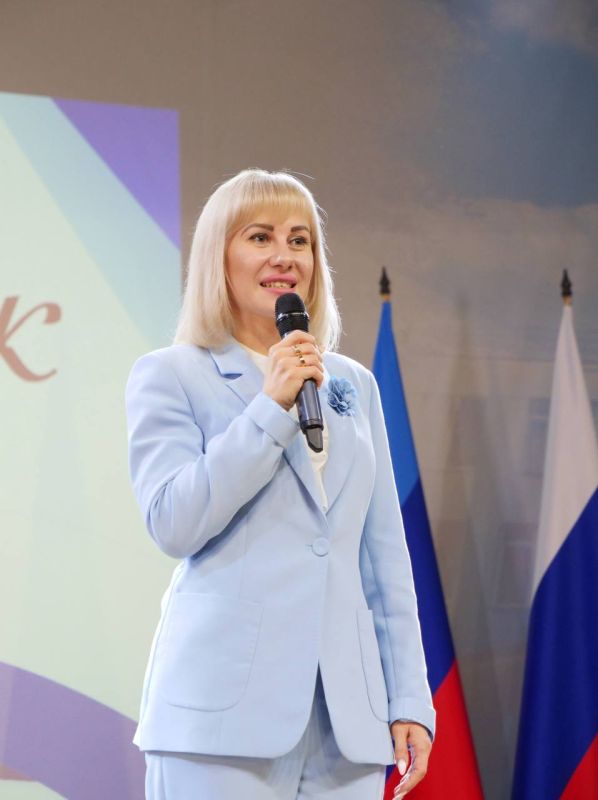 Инна Швенк: Приняла участие в торжественной церемонии вручения дипломов выпускникам Луганского государственного педагогического университета Инна Швенк: Приняла участие в торжественной церемонии вручения дипломов выпускникам Луганского государственного педагогического университета