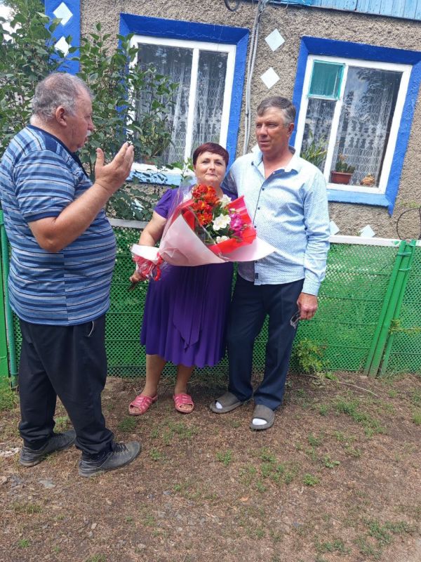 Сотрудники Грибовахского сельского клуба и начальник отдела жизнеобеспечения с. Благовка с поздравительным визитом «Семья- моя крепость » посетили семью прожившую более 35 лет- Светлану и Эдуарда Шатохиных Сотрудники Грибовахского сельского клуба и начальник отдела жизнеобеспечения с. Благовка с поздравительным визитом «Семья- моя крепость » посетили семью прожившую более 35 лет- Светлану и Эдуарда Шатохиных
