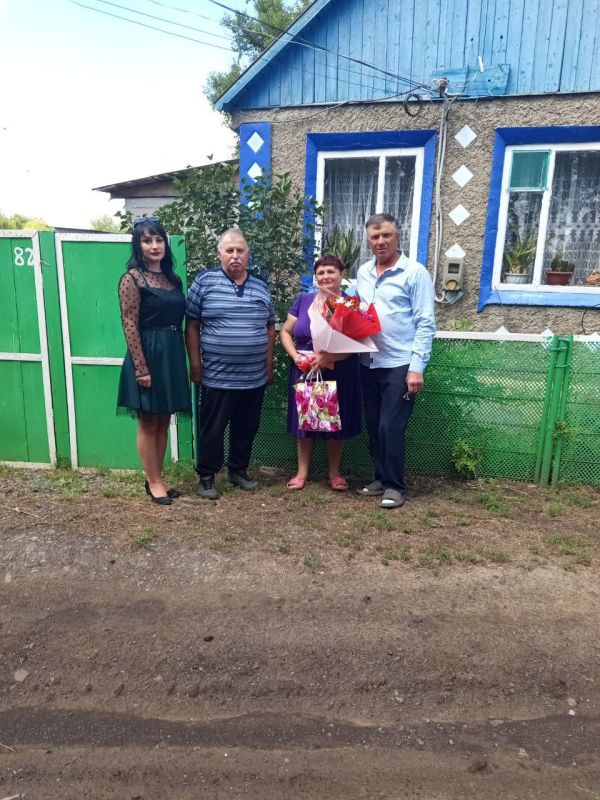 Сотрудники Грибовахского сельского клуба и начальник отдела жизнеобеспечения с. Благовка с поздравительным визитом «Семья- моя крепость » посетили семью прожившую более 35 лет- Светлану и Эдуарда Шатохиных Сотрудники Грибовахского сельского клуба и начальник отдела жизнеобеспечения с. Благовка с поздравительным визитом «Семья- моя крепость » посетили семью прожившую более 35 лет- Светлану и Эдуарда Шатохиных