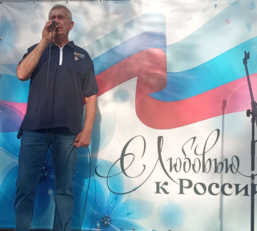 В преддверии праздника «Семьи, любви и верности» в Центре досуга «Дзержинец» состоялся сольный концерт Александра Ковтуна «Приходите в мой дом» В преддверии праздника «Семьи, любви и верности» в Центре досуга «Дзержинец» состоялся сольный концерт Александра Ковтуна «Приходите в мой дом»
