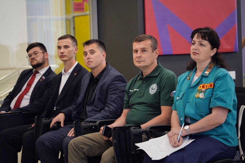 Представители молодёжных организаций ЛНР встретились с Первым замруководителя Администрации Главы ЛНР Анной Росляковой Представители молодёжных организаций ЛНР встретились с Первым замруководителя Администрации Главы ЛНР Анной Росляковой