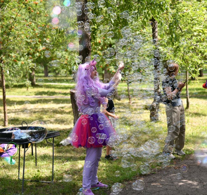 Врио первого зам Главы Администрации Татьяна Мирошникова от Главы муниципалитета Андрея Сухачев и себя лично поздравила всех с предстоящим праздником: Врио первого зам Главы Администрации Татьяна Мирошникова от Главы муниципалитета Андрея Сухачев и себя лично поздравила всех с предстоящим праздником:
