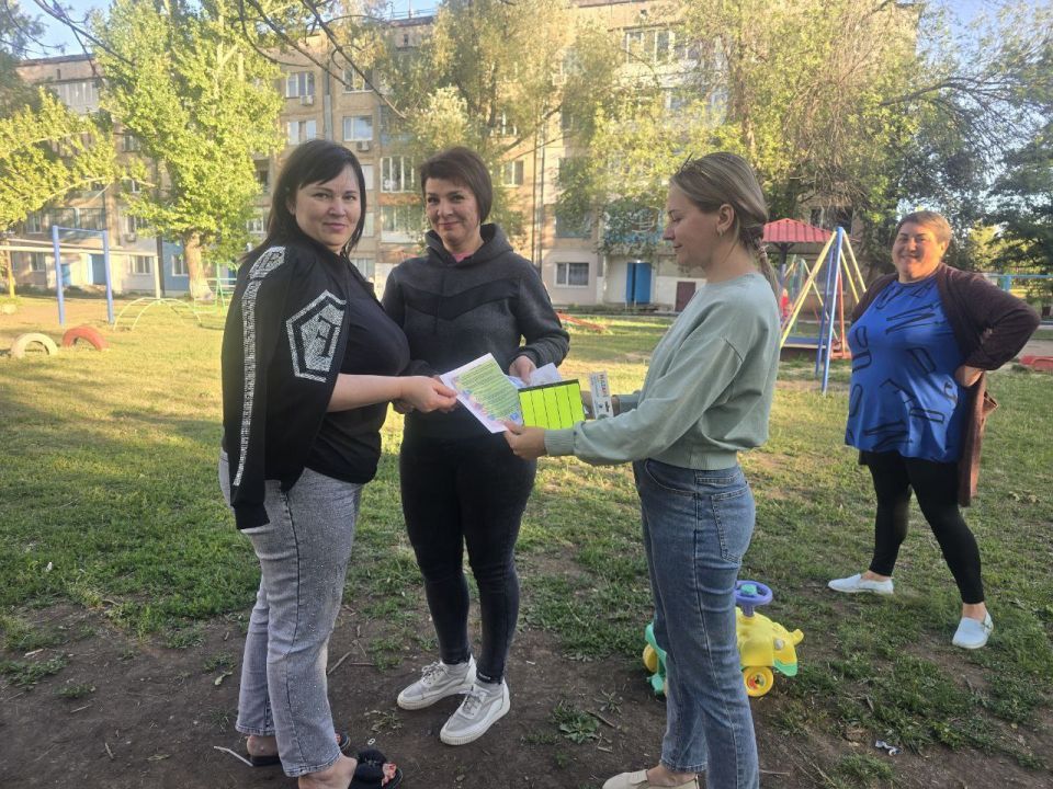 Педагоги Ясеновской гимназии им. Ю.В.Стеценко провели профилактическое мероприятие по недопущению нарушений дорожного движения, среди детей на велосипедах, самокатах и мотоциклах Педагоги Ясеновской гимназии им. Ю.В.Стеценко провели профилактическое мероприятие по недопущению нарушений дорожного движения, среди детей на велосипедах, самокатах и мотоциклах