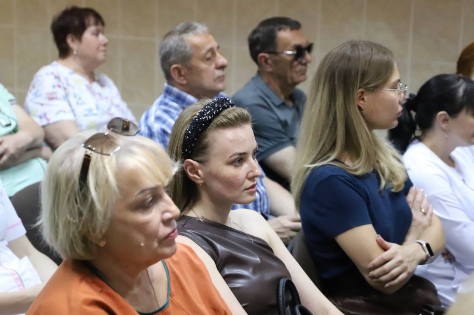 Полицейские провели профориентационную лекцию для сотрудников алчевской больницы Полицейские провели профориентационную лекцию для сотрудников алчевской больницы