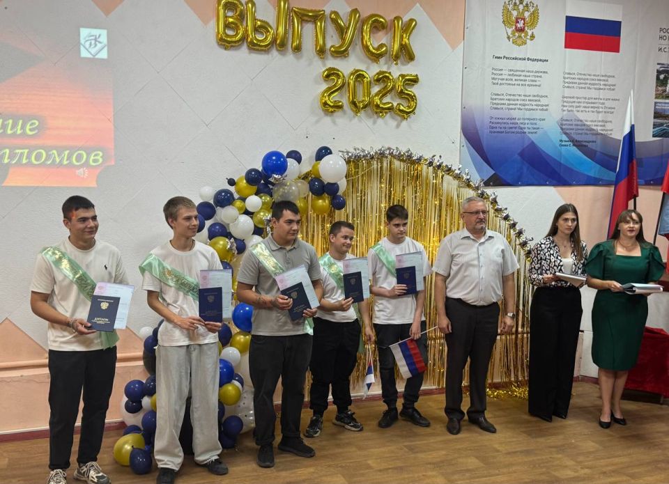 ВЫПУСКНОЙ -2025. Депутаты Совета городского округа города Брянки Ольга Хисматулина и Олег Соболев приняли участие в торжественном вручении дипломов о среднем образовании выпускникам ГБОУ СПО ЛНР "Брянковский колледж" ВЫПУСКНОЙ -2025. Депутаты Совета городского округа города Брянки Ольга Хисматулина и Олег Соболев приняли участие в торжественном вручении дипломов о среднем образовании выпускникам ГБОУ СПО ЛНР "Брянковский колледж"