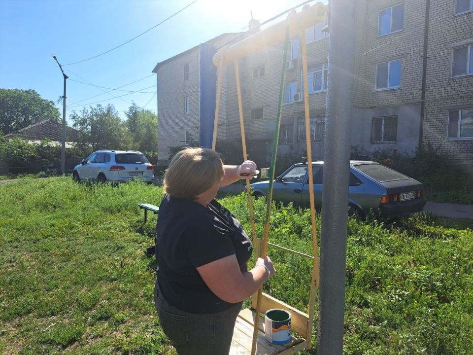 В поселке Северный прошел субботник, в рамках которого была покрашена детская площадка, расположенная рядом с многоквартирными домами по адресу: переулок Ленина В поселке Северный прошел субботник, в рамках которого была покрашена детская площадка, расположенная рядом с многоквартирными домами по адресу: переулок Ленина