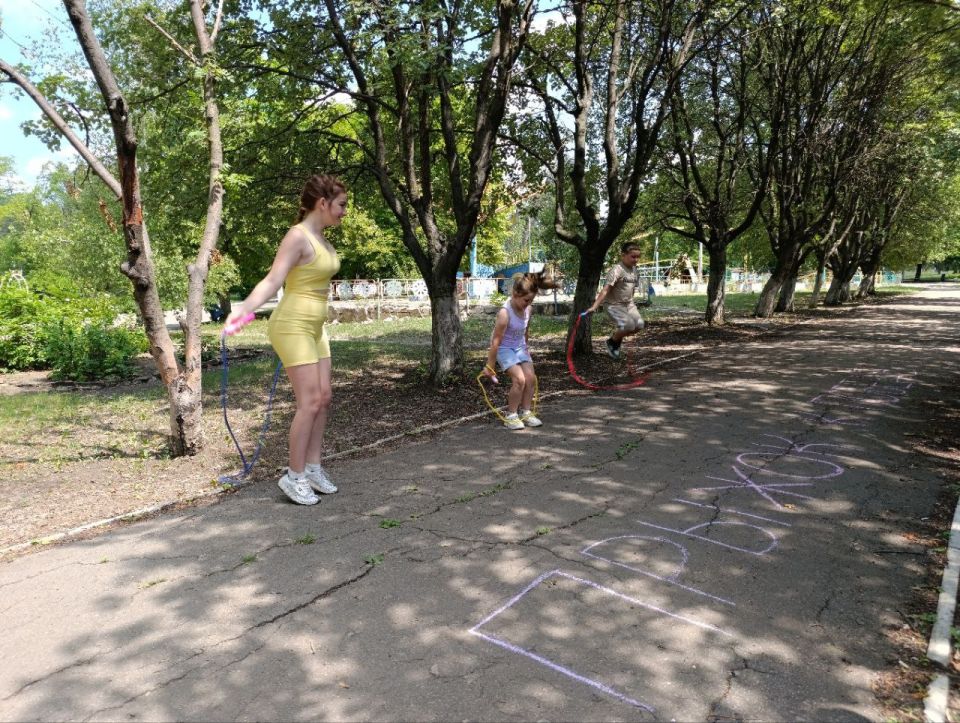 В Кировске накануне «Дня семьи, любви и верности» в рамках спортивного марафона «Сила России, активисты местного отделения парии «Единая Россия», провели в городском парке игру – квест с семьями участников СВО В Кировске накануне «Дня семьи, любви и верности» в рамках спортивного марафона «Сила России, активисты местного отделения парии «Единая Россия», провели в городском парке игру – квест с семьями участников СВО